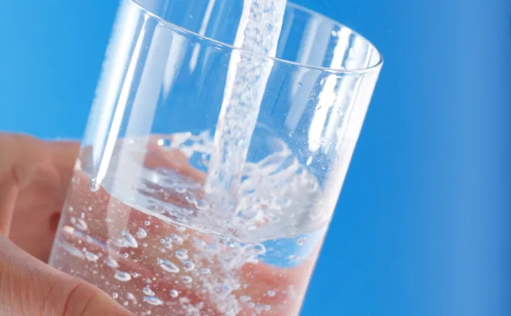 Agua Hidrogenada: Qué Es, Qué Beneficios y En Qué se Diferencia del Agua Alcalina y Osmotizada