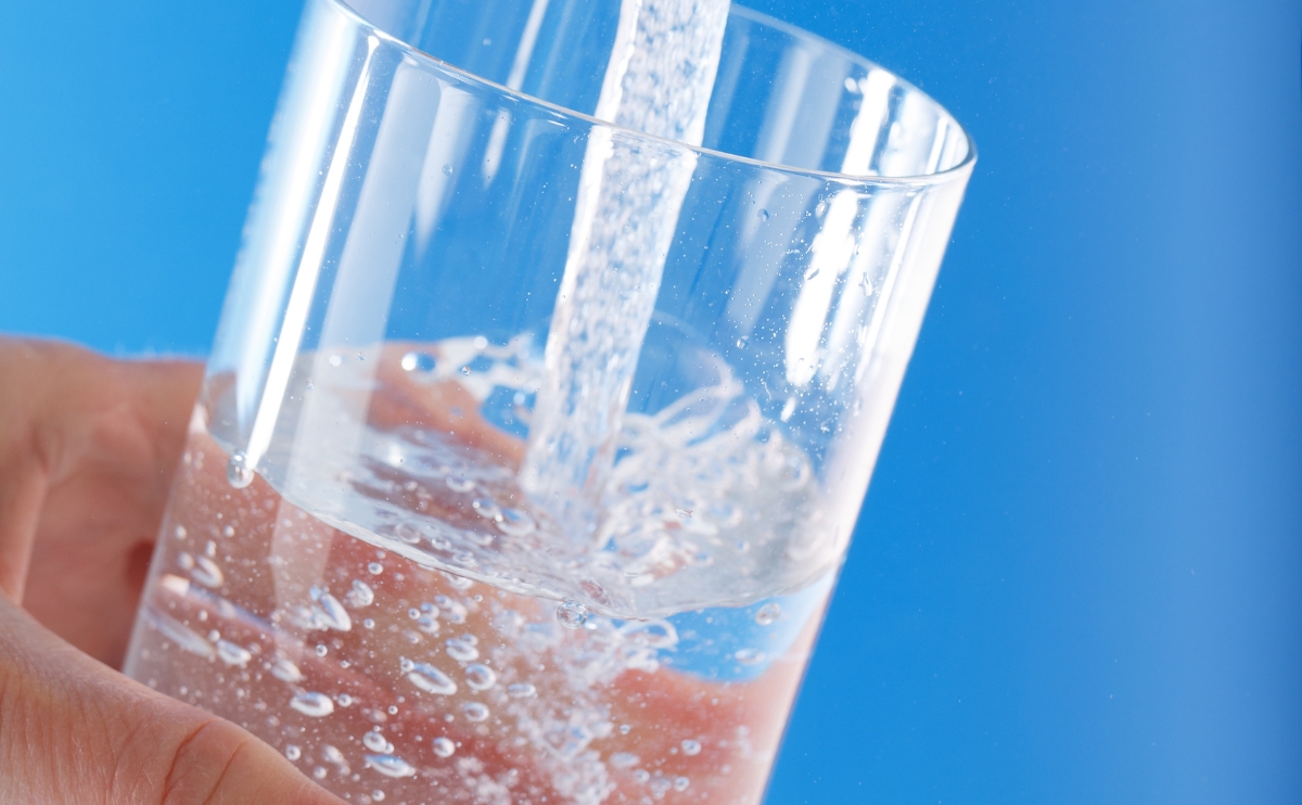 Agua Hidrogenada: Qué Es, Qué Beneficios y En Qué se Diferencia del Agua Alcalina y Osmotizada